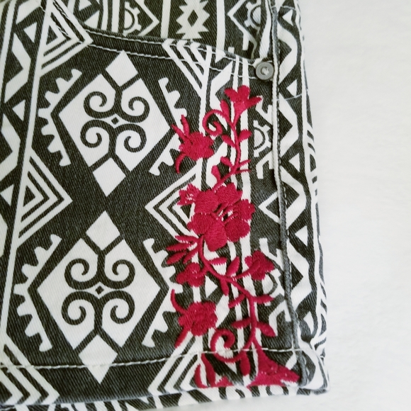 Forever 21 Aztec Black/White Red Embroidery Shorts - Picture 3 of 4